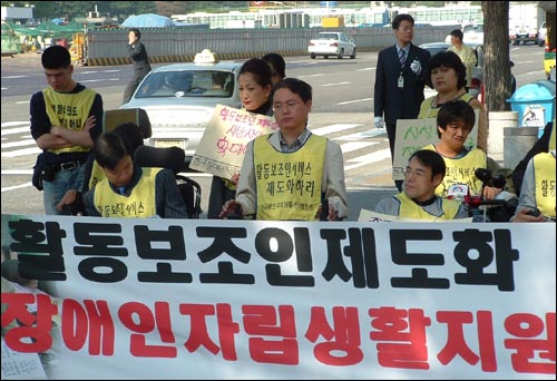 근육병 환자들에게 필요한 것은 약도, 병원도 아닌 간병인이다. 